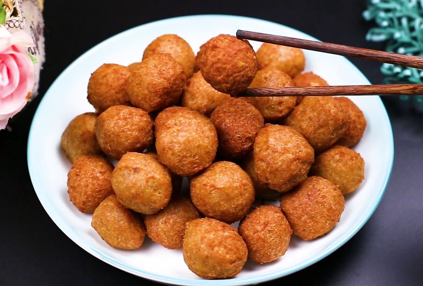 炸豬肉丸子時，謹記“2不放、加3樣”丸子外焦里嫩，放涼也不硬