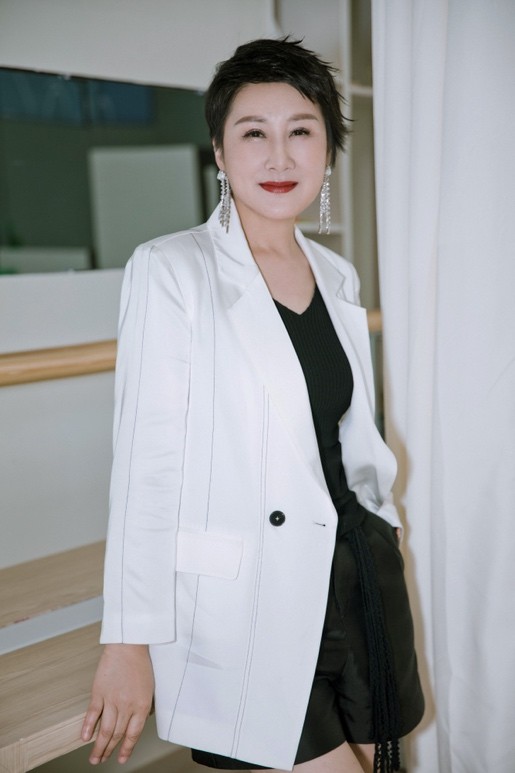 被演戏耽误的运动员！凯丽打篮球一投一个准，与女儿可可潮玩京城