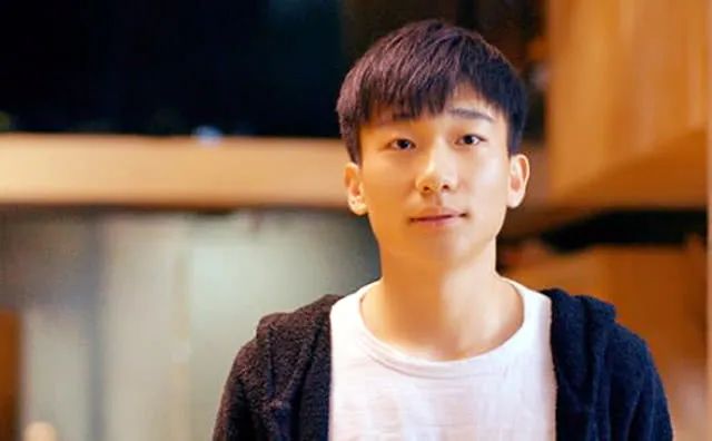 “妈宝男”有多恶心？前4个都是演戏，他40岁还