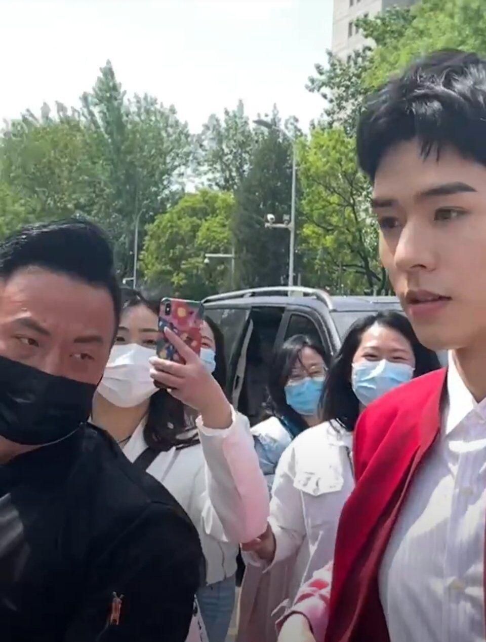 龚俊在未成名时和妈妈以及同学朋友们的合照非常好看男孩 资讯咖