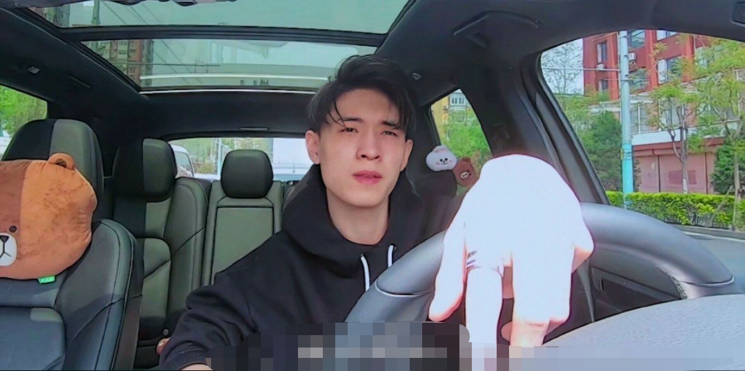 秦霄贤转发一条动态，大伙看出了小道消息