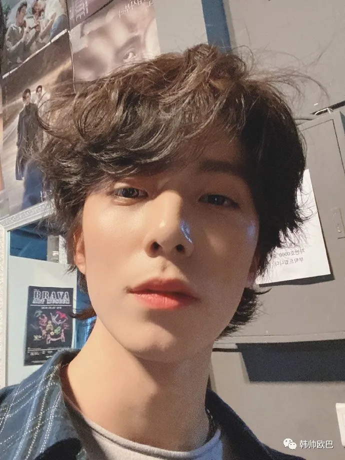 作为长发美男而出名的,演员相的这位男团爱豆