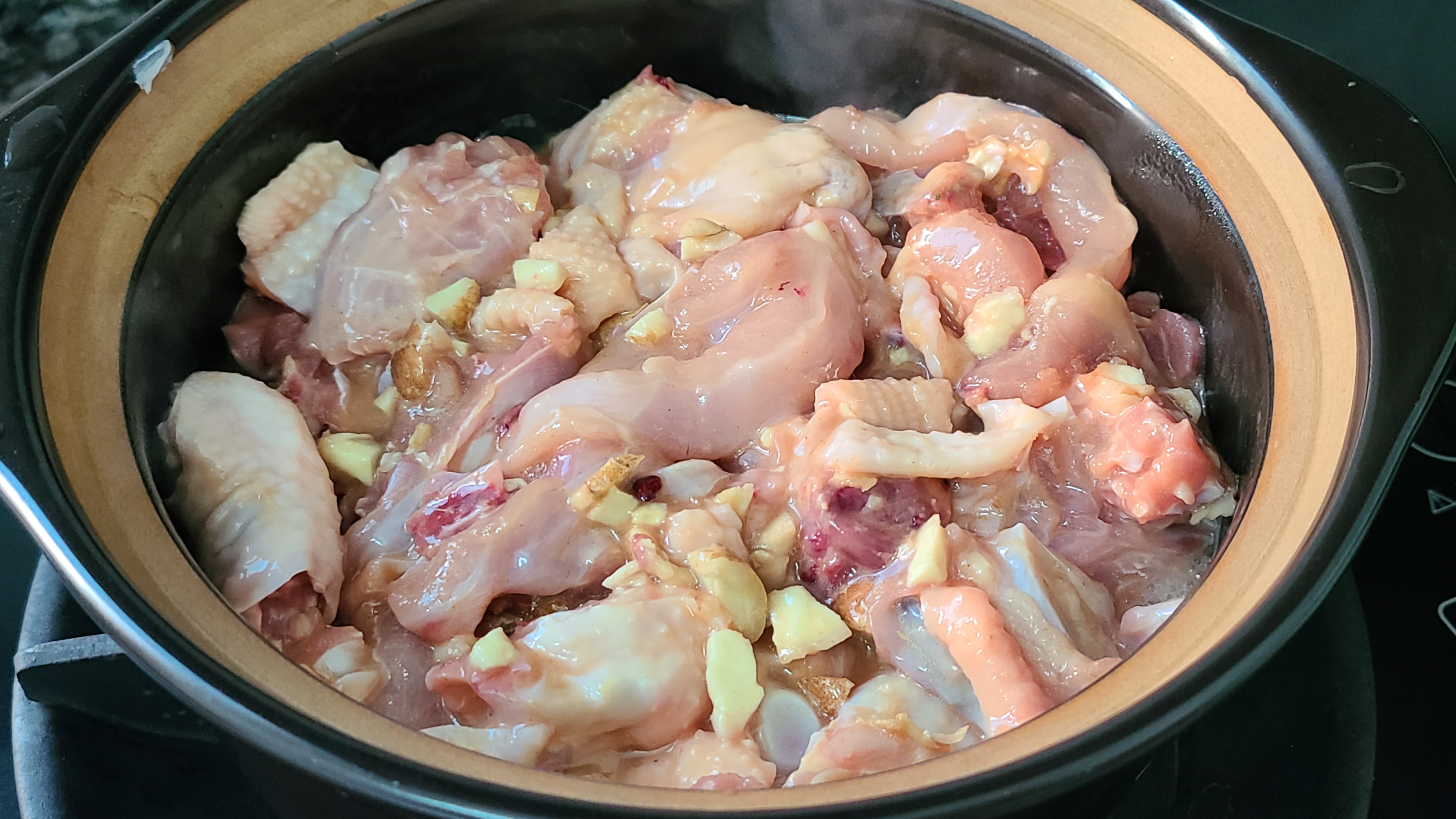 沙薑焗雞煲，廣東很好吃的一道美食，吃過它的人都說香