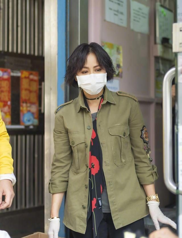 55岁刘嘉玲身材超好，穿吊带裙秀惹火身材，叉腰