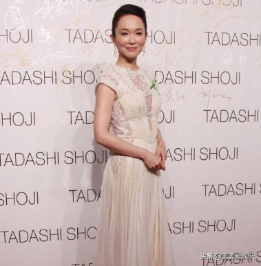 当43岁赵薇撞上49岁范文芳，才知道“砸钱”保养