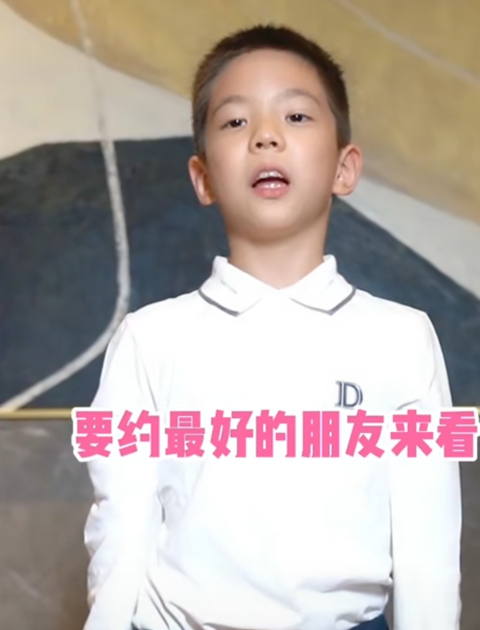 霍思燕儿子嗯哼曝近照，外型帅气站姿笔直，细胳膊瞩目婴儿肥消失