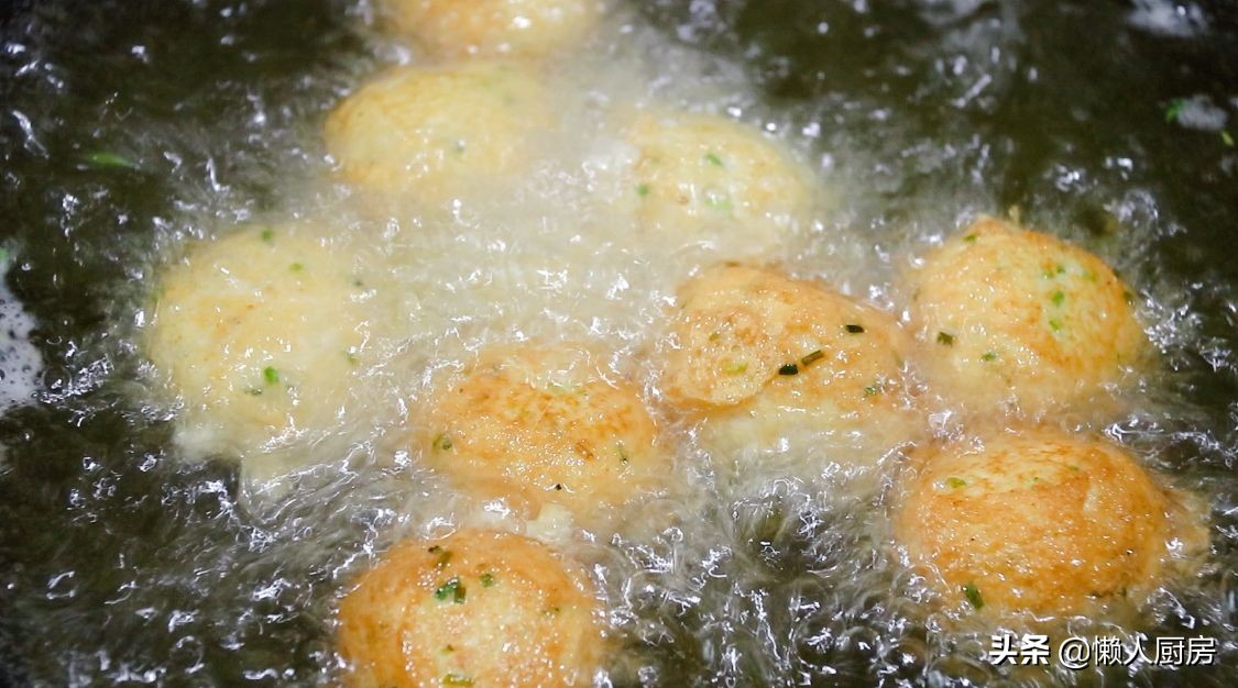 豆腐不用切，擠掉水分，比紅燒的豆腐更好吃，外脆里嫩