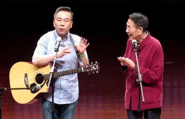 他没有正式师承，但相声表演令侯耀文师胜杰折服，也受郭德纲认可