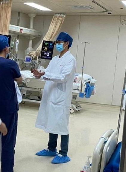 杨洋出演抗疫剧路透，穿白大褂体验医生生活，