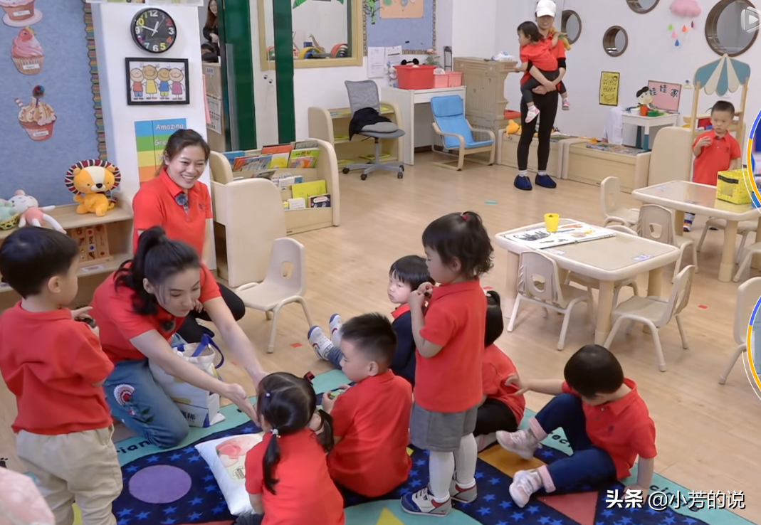 张柏芝去幼儿园看孩子，双膝跪地有耐心，妆容是对孩子最大的尊重