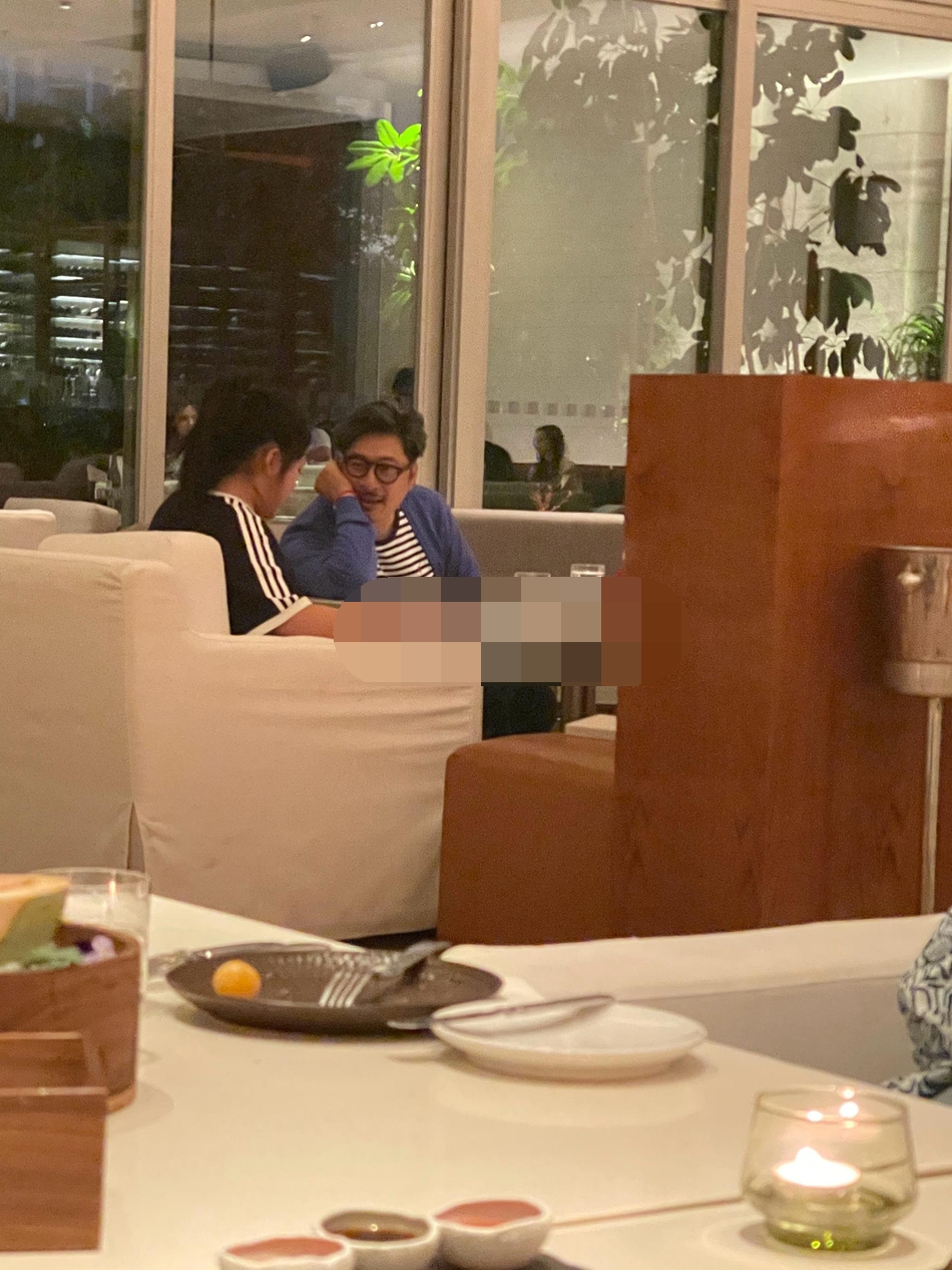 王岳倫一家三口同框！ 李湘穿西服套裝像大佬，女兒個頭到爸爸鼻子