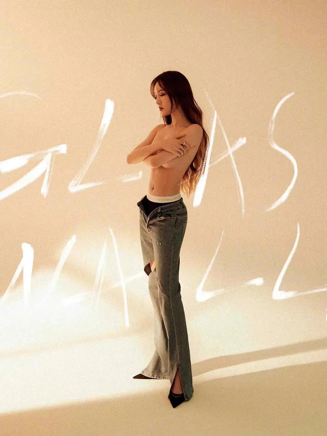 封面|孟佳新歌封面疑似抄袭 会写歌会编舞非要在照片上摔个跤？