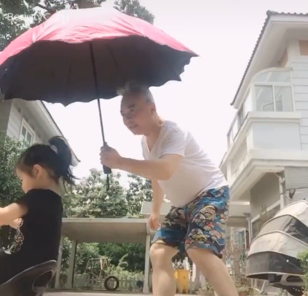 61岁老戏骨三层小洋房曝光！晚年对孙女宠溺，直