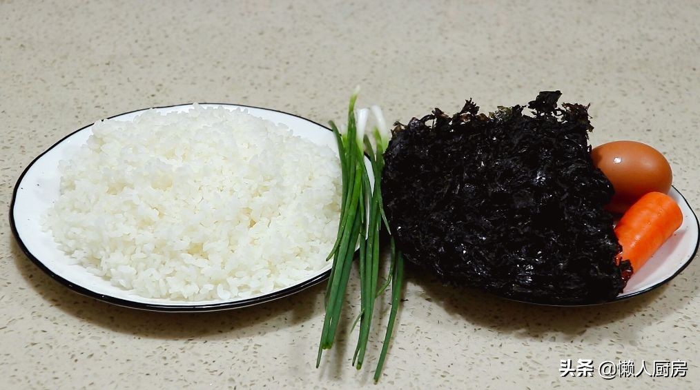 沒想到紫菜炒飯這麼好吃，配上1個雞蛋和半根胡蘿蔔，顏色豐富
