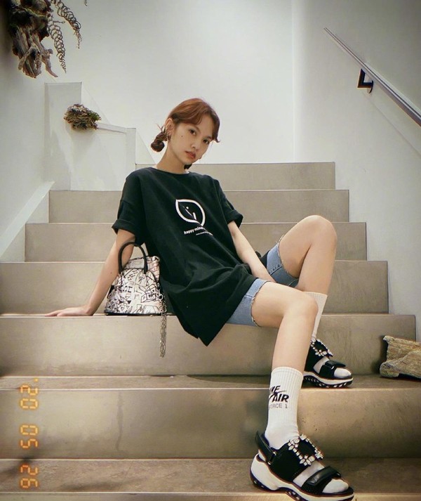 杨丞琳终于隔离结束，如愿见到李荣浩，身穿抹