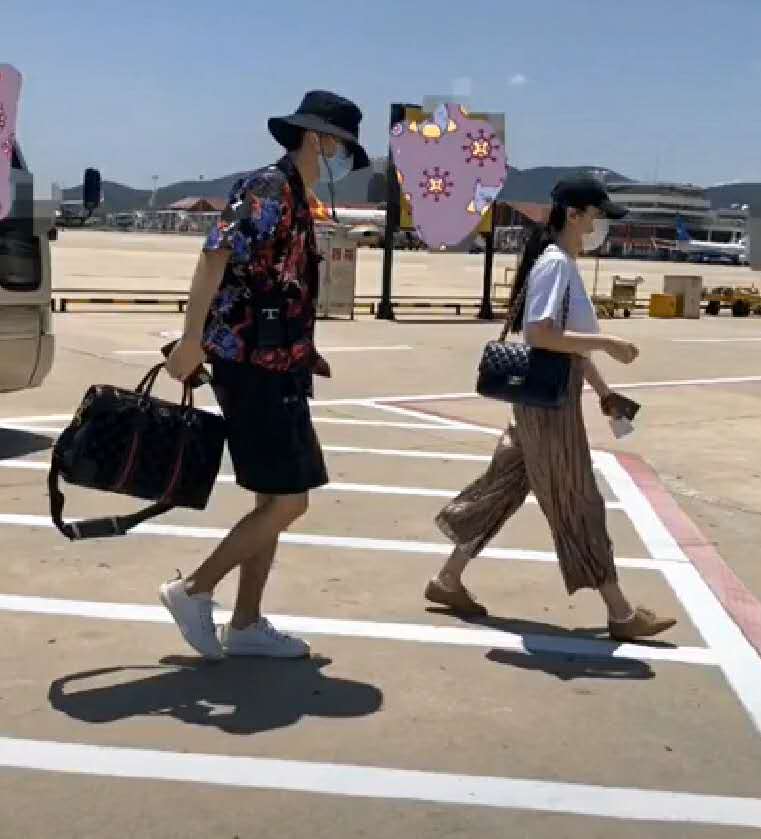 肖戰(zhàn)結(jié)束工作抵達機場！穿短褲自己拿行李，“山藥腿”意外搶鏡