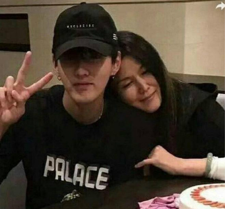 有种"遗传"叫鹿晗，本以为他五官够精致