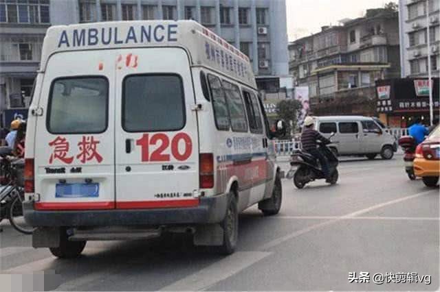 救护车鸣笛救人, 路虎车74秒丝毫未动, 车主: 换你