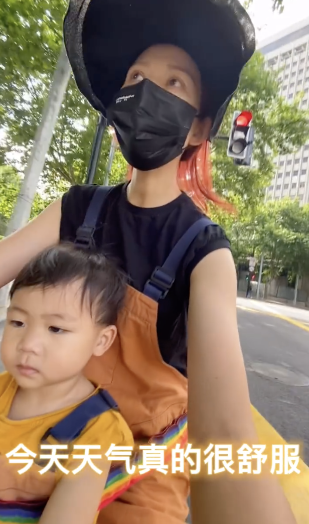 蔡少芬闢謠治病後心情好，騎單車攜子溜達過六一，魚蛋練功萌態足