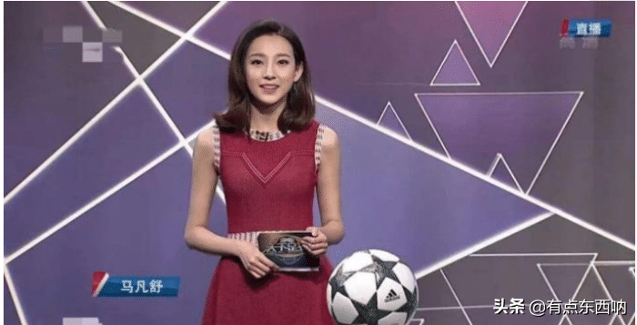 她是央视美女主持，18岁走秀泳裤掉落，淡定走完