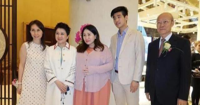 他是哈佛高材生，不顾一切娶大8岁的赌王女儿，如今二人怎么样了