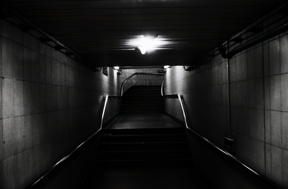 Auspicious overcomes Juan Yi to pat a shoulder by stranger, till the friend advent just dare leave: The girl should have protected her