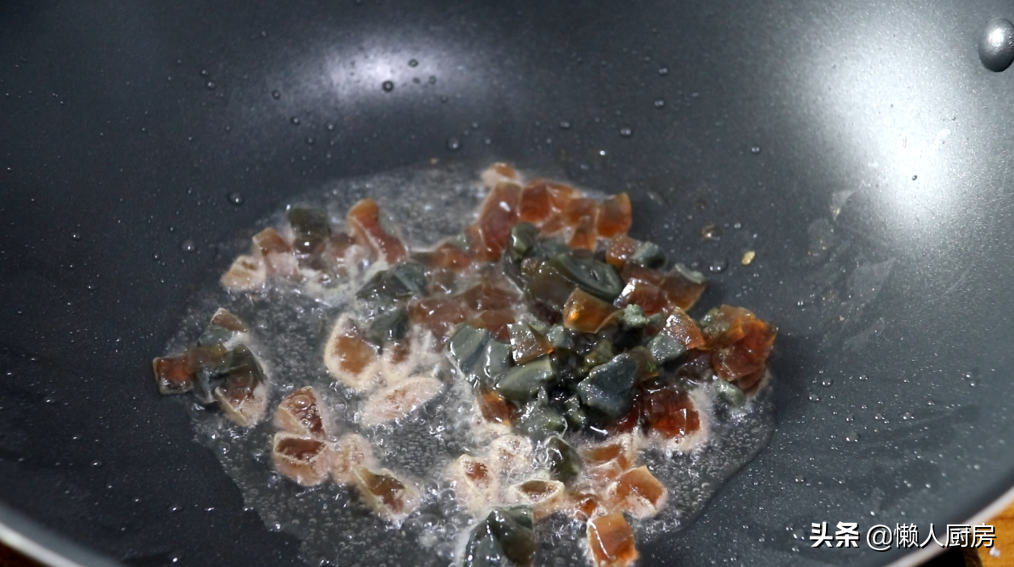 豆腐切絲，與皮蛋絕配，這樣做成湯羹，細膩爽滑，營養又美味