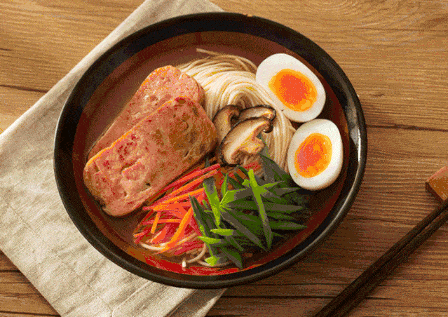 这个午餐肉，100%鲜肉制作，猪肉含量≥90%，真正