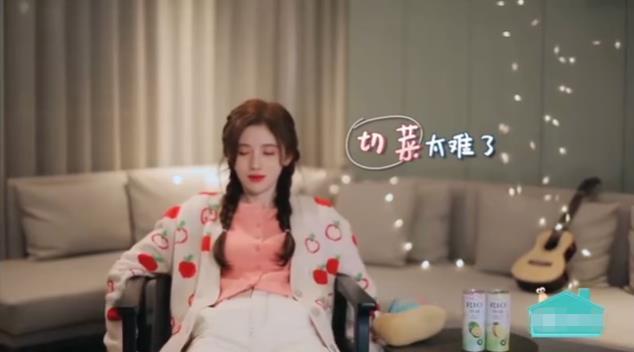 鞠婧祎有多装？上综艺节目笑都不敢笑，网友：