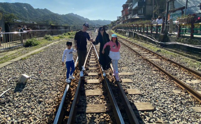 吴尊打篮球受伤，晒腿部针灸照自侃英雄变狗熊，看着害怕又心疼