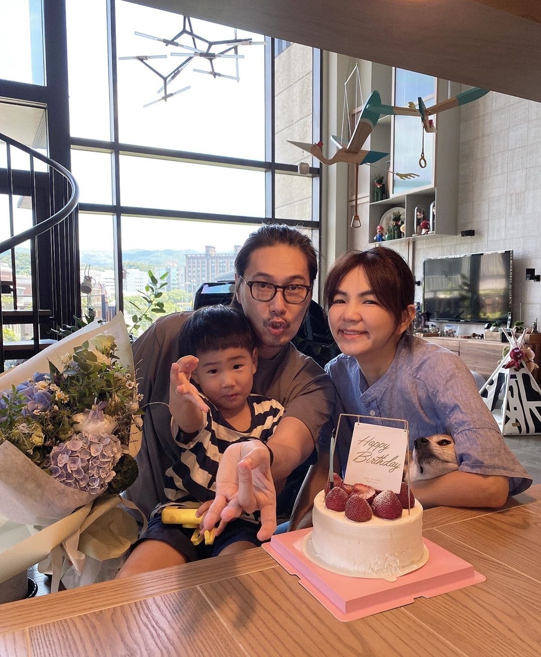 Ella曬全家福為兒子慶生，4歲勁寶外貌帥氣像爸爸，萌態十足