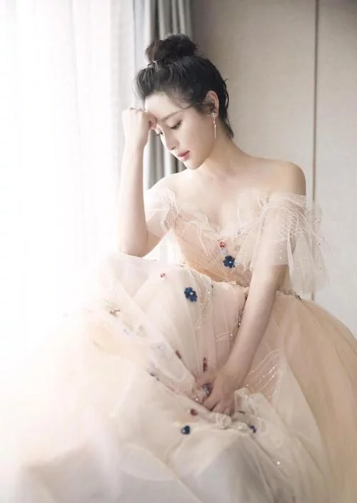 甘婷婷美得认不出，穿雪纺拖地连衣裙配丸子头