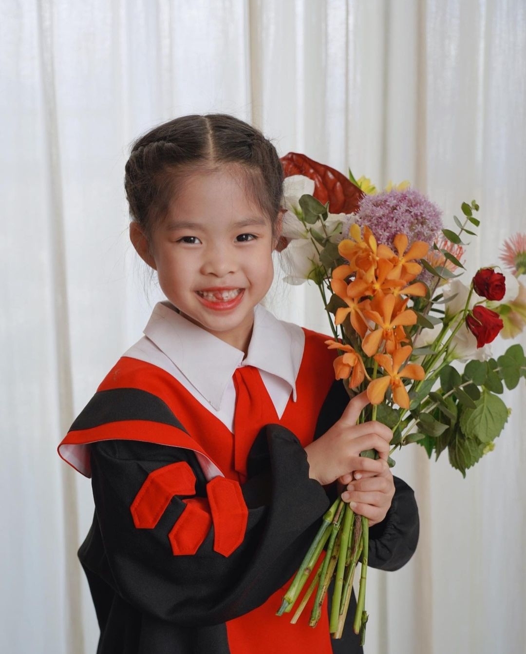 林志颖弟弟全家福曝光，女儿幼儿园毕业，在家参加线上典礼超开心