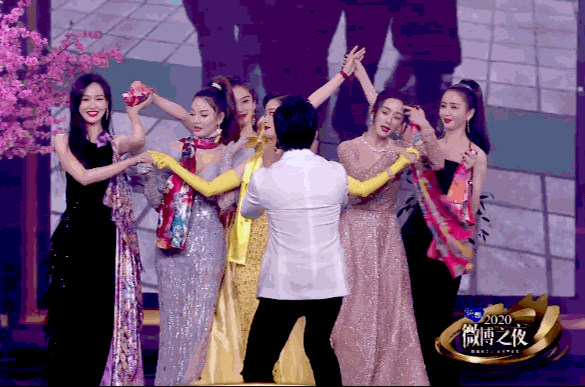 邓超化身摄影师直拍，距离文字暴露关系，最惊