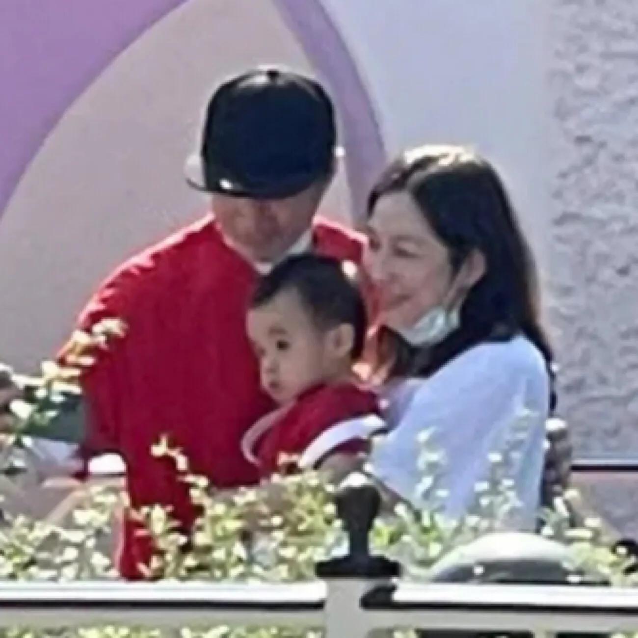 古巨基一家三口罕見出遊，公園自拍溫馨有愛，太太親力親為抱兒子