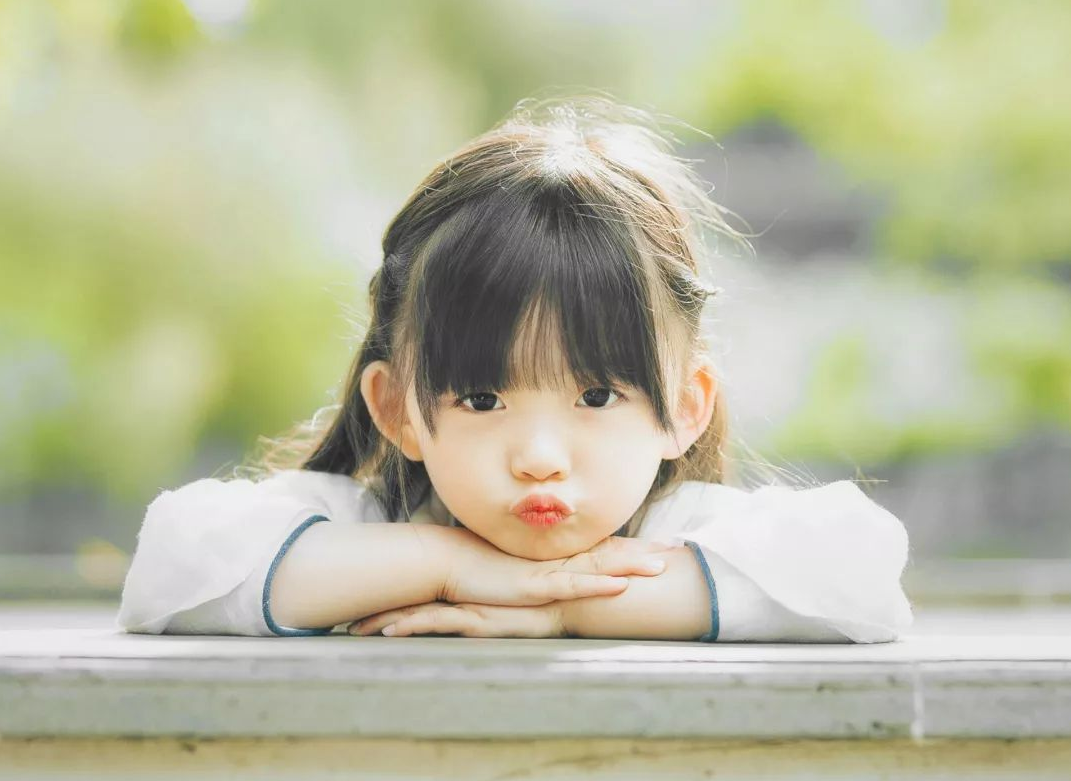 郑恺夫妇合体为女儿庆百天，给娃拍照画面温馨