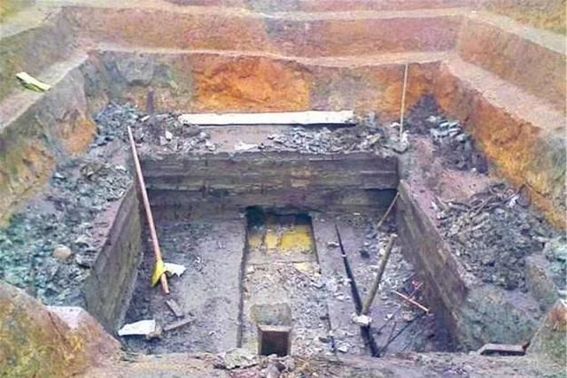 老农在陕西发现古墓，墓中有一对盖被睡觉的男