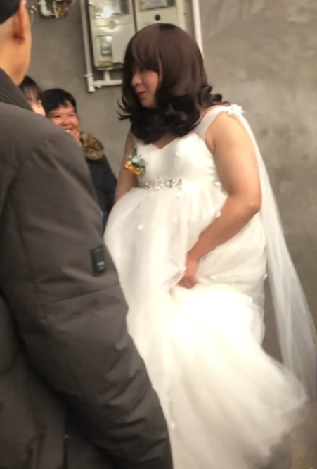 四川巴中：男子穿婚纱出嫁，女子穿西装接亲，