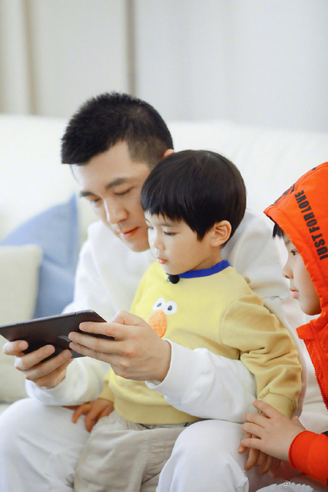 黃聖依倆兒子近照曝光，安迪長大了，安麟和媽媽小時候一模一樣