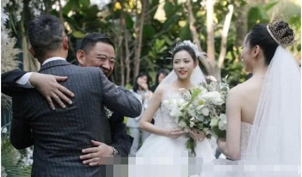 杨丽萍女徒弟和同性爱人结婚，婚礼现场曝光，双方爸爸拥抱