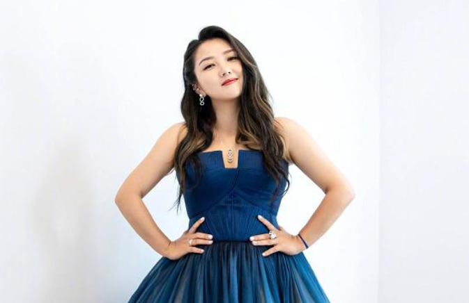 34岁何洁气质被网红碾压，穿长靴腿粗显矮胖，身