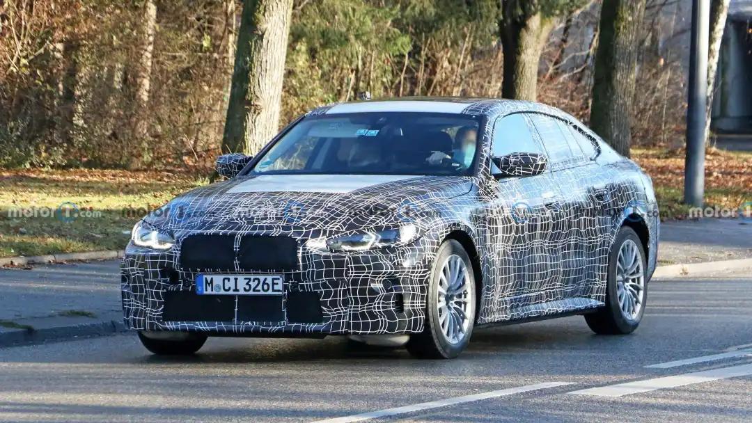 今年宝马推出X8在内多款重磅车型，大多都是针对奔驰而来