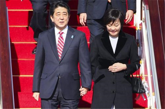 身为前首相夫人，却忙于追星喝酒，夜不归宿，安倍还能忍多久？