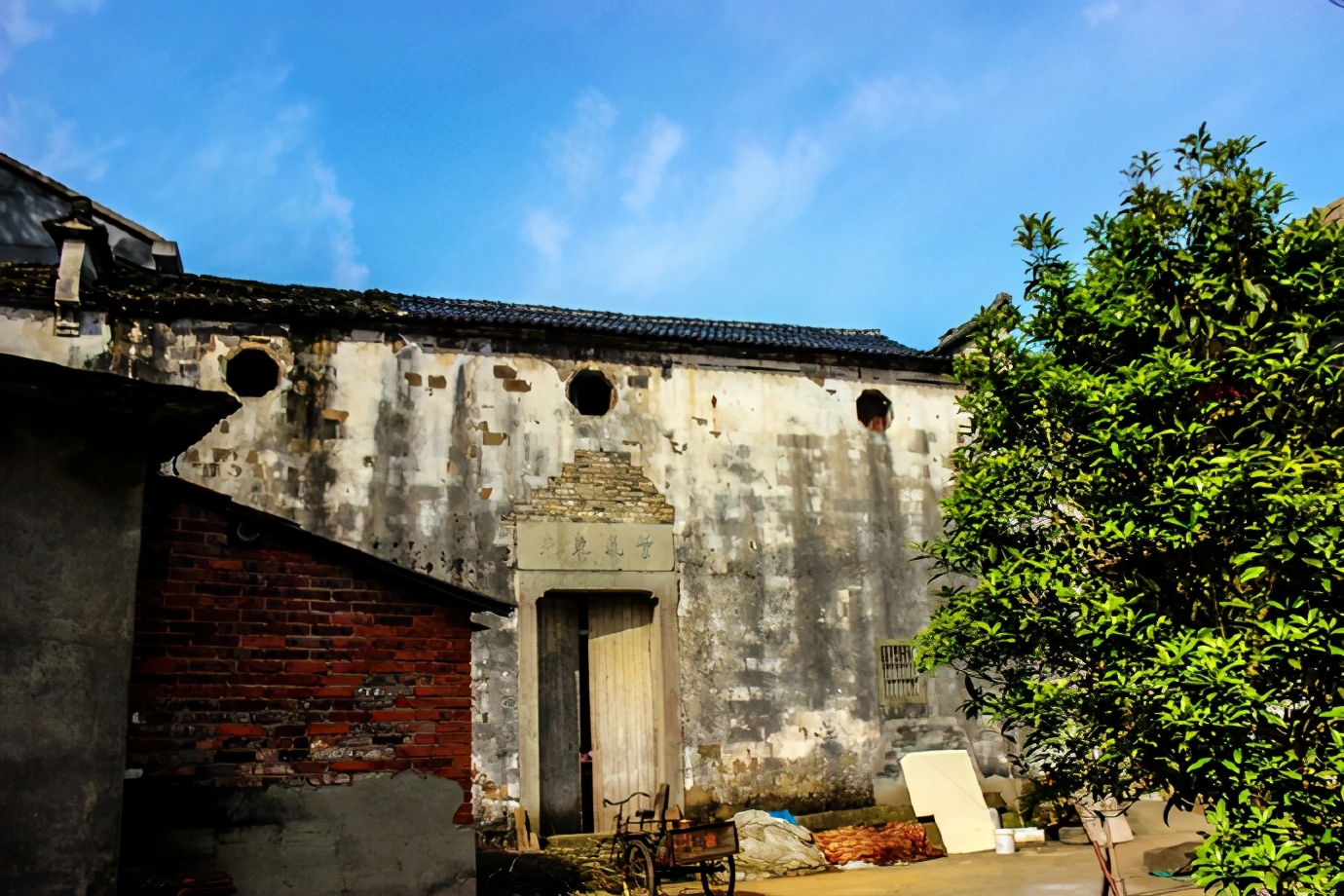 紫阆是一座鲜为人知的古村，从这块风水宝地里，走出了共和国将军