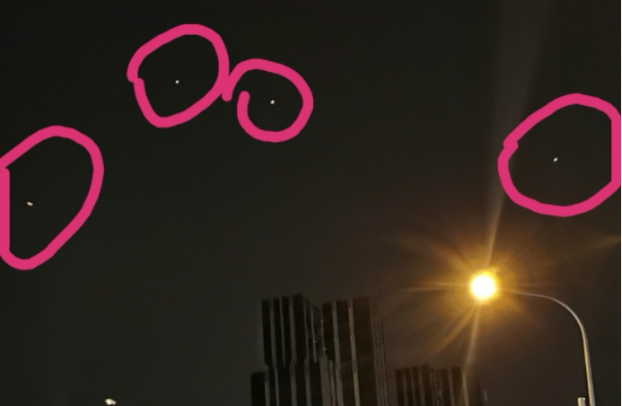 Occurrence UFO of Wuhan night sky, everybody is alarmed. Cameraman: Inexperienced and ignorant, ghost shadow phenomenon