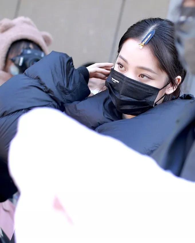 Spring late couplet platoon: Qin Hailu takes vacuum cup, yang Mi publicizes the film with guaze mask, ni Ni wears cape to become short