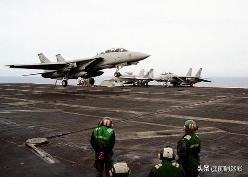 航母地勤有多危险？美国航母阻拦索断裂，瞬间