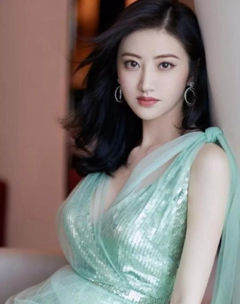 当“资源咖”却被嘲讽，如今降级口碑翻盘，景甜与她的传奇15年
