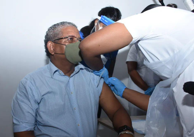 非洲的真朋友到底是誰？ 總統親自接種中國疫苗，中方也用行動證明