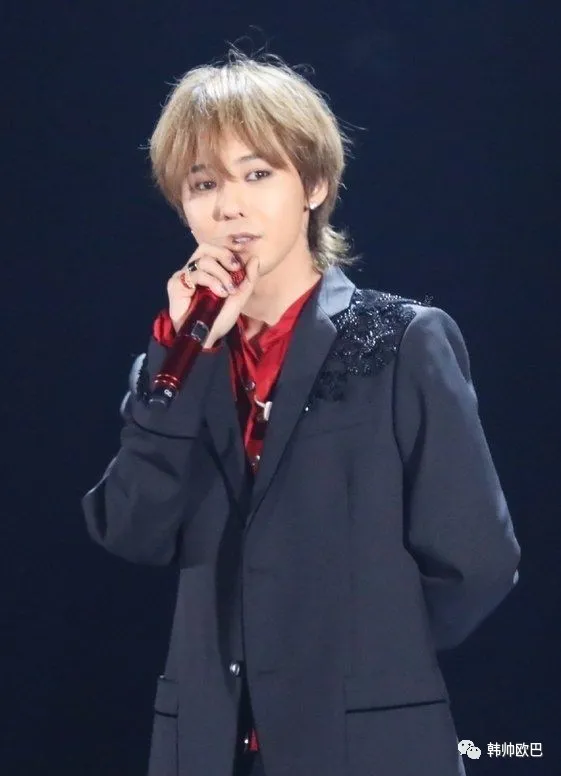 被很多人夸赞为绝美发型的,这位男团爱豆鲻鱼头时期